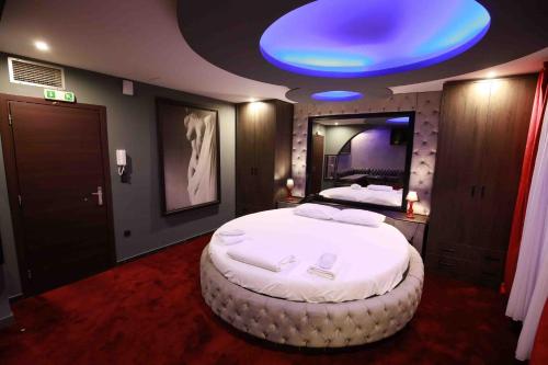 Deluxe Suite 215 - Castle De Paris