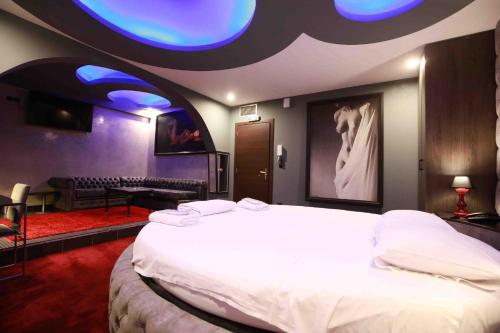 Deluxe Suite 215 - Castle De Paris