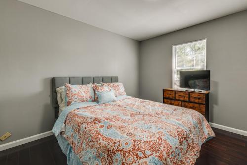 un dormitorio con una cama y una ventana en Waterfront Home with Deck and Yard, 4 Mi to Farmville!, en Farmville