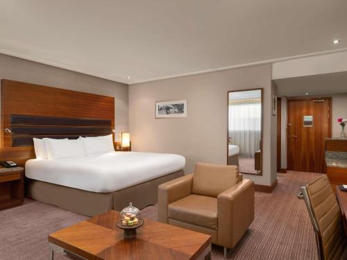 Postel nebo postele na pokoji v ubytování Sofitel London Heathrow