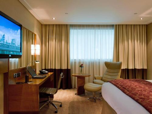 TV a/nebo společenská místnost v ubytování Sofitel London Heathrow