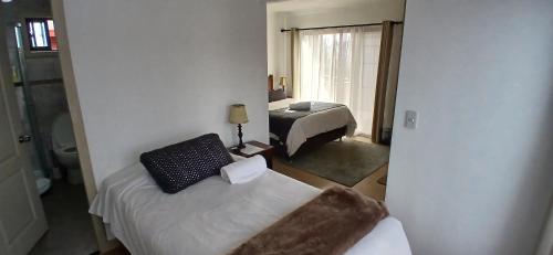 a room with a bedroom with a bed and a window at Casa Hotel Trocha Angosta in Constitución