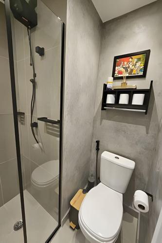 a bathroom with a toilet and a glass shower at Today Perdizes - Novo e sofisticado, em frente ao Allianz Parque in Sao Paulo