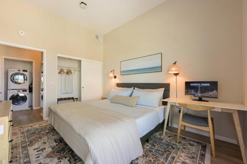 Postel nebo postele na pokoji v ubytování Luxury Living in N Park, 2BR, King Beds, Parking