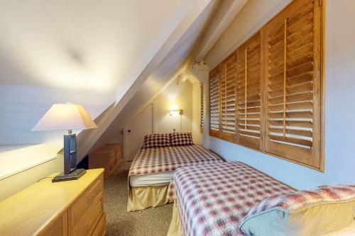 1 dormitorio con 2 camas y una lámpara en un tocador en The Lodge at Mountain Village Unit 308A, en Park City