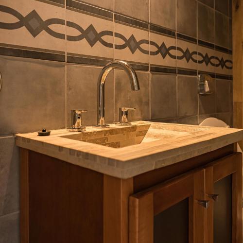 a bathroom with a sink and a counter at 4Puntas Lodge in Lago Meliquina