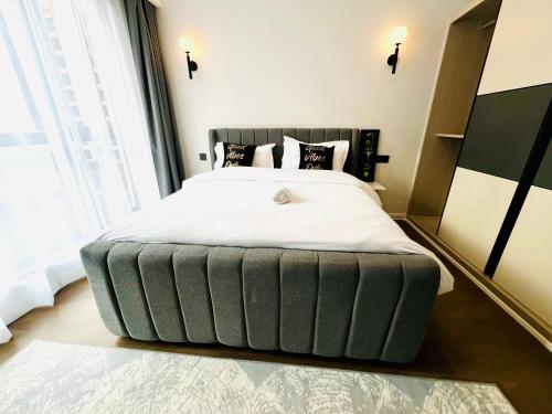 un grand lit dans une chambre avec une grande fenêtre dans l'établissement Emerald Suites-ke, à Nairobi