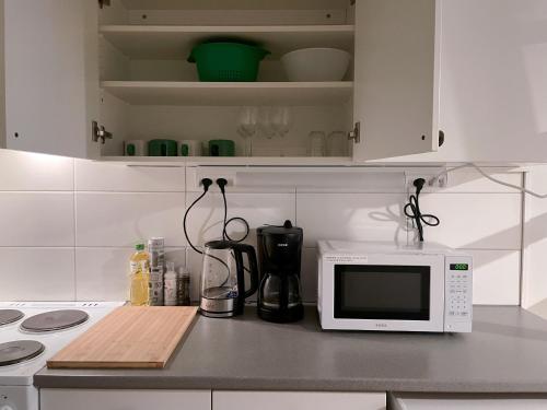 Kuchyň nebo kuchyňský kout v ubytování Nextdoor Host Quiet Work-Ready Studio at Kamppi Fast WiFi