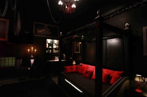 Experience Room 102 - Castle De Paris