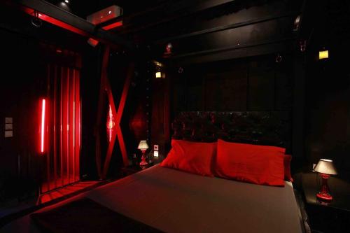 Experience Room 102 - Castle De Paris