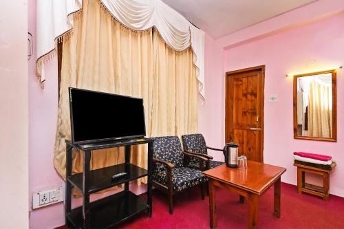 TV a/nebo společenská místnost v ubytování Hotel O Sukhsagar