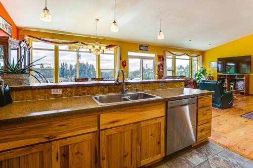 Dapur atau dapur kecil di 10 Mi to Eugene Countryside Home with Mtn Views!