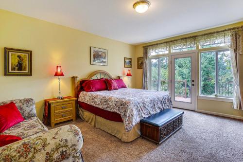 Katil atau katil-katil dalam bilik di 10 Mi to Eugene Countryside Home with Mtn Views!