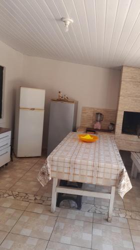 Μια τηλεόραση ή/και κέντρο ψυχαγωγίας στο Casa 3 quartos