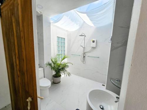 Koupelna v ubytování 2 bedrooms 400 m from the beach