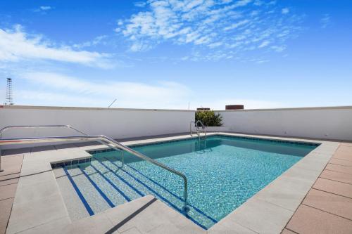 a swimming pool on top of a building at The Banyan Hotel Fort Myers, Tapestry Collection by Hilton in Fort Myers