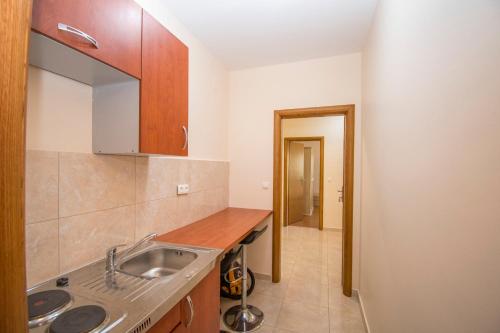 una cocina con fregadero y encimera en Apartments Star 3, en Pag