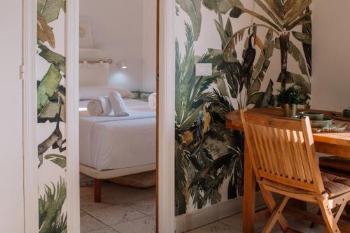 a room with a bedroom with a bed and a table at Antic Rooms Filador in Villajoyosa