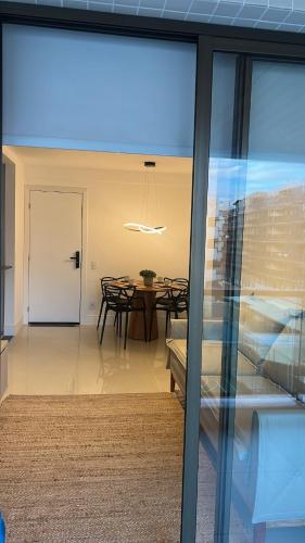 a dining room with a table and a window at Conforto e estilo Praia do Forte in Cabo Frio