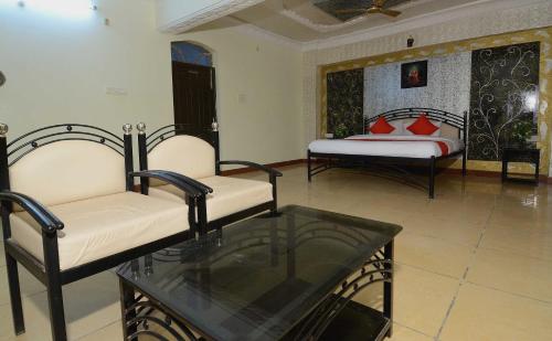 Postel nebo postele na pokoji v ubytování Hotel O Ranibagh Palace