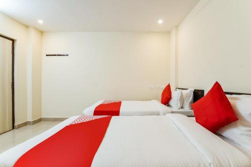 Postel nebo postele na pokoji v ubytování Hotel O Ram Nivas
