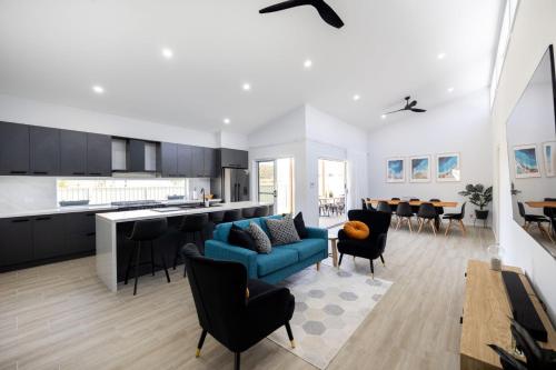 Un lugar para sentarse en Abode On Brookwater