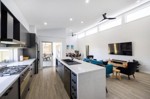Una cocina o cocineta en Abode On Brookwater