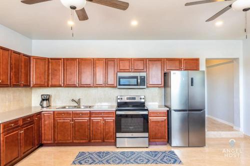 Una cocina o zona de cocina en Charming Guest House near Chalk Sound and the Beach