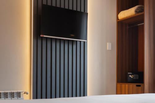 a bedroom with a radiator with a television on it at DREAM By Stannum Hotel in La Paz