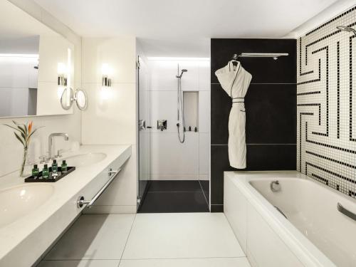 Koupelna v ubytování Sofitel Abidjan Hotel Ivoire