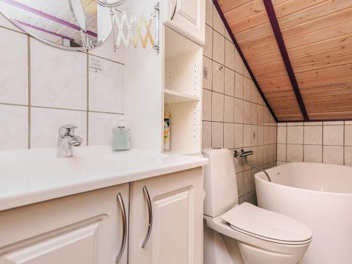 ein Badezimmer mit Toilette und Waschbecken in der Unterkunft Luxurious Retreat by Bratten Strand-By Traum in Jerup