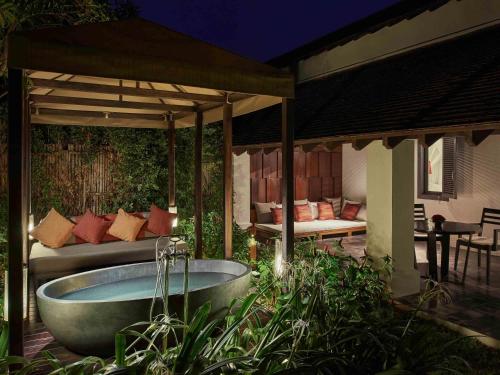 Κήπος έξω από το Sofitel Luang Prabang