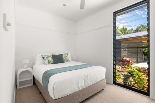 Una cama o camas en una habitación de Tin & Timber by Charlesworth