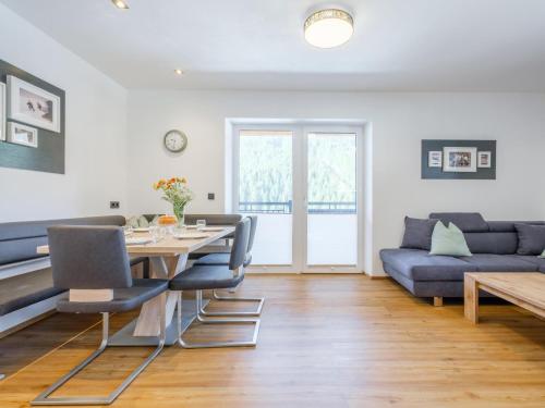 a living room with a table and a couch at Roßbrand und Tauern-Blick in Untertauern