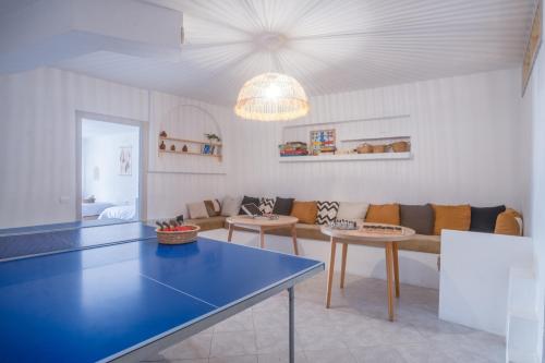 un soggiorno con tavolo blu e divano di Luxurious 8-person Apartment in Tanger City Center a Tangeri