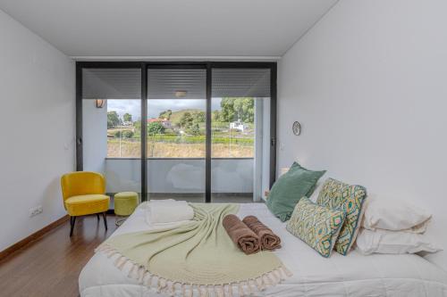 - un salon avec un canapé blanc et une fenêtre dans l'établissement Neat Apartment, à Ponta Delgada