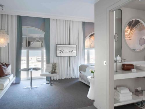 Ένα ή περισσότερα κρεβάτια σε δωμάτιο στο Cures Marines Hotel Thalasso & Spa Trouville - MGallery Collection