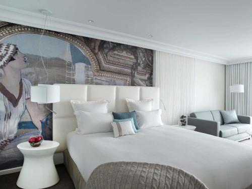 Ένα ή περισσότερα κρεβάτια σε δωμάτιο στο Cures Marines Hotel Thalasso & Spa Trouville - MGallery Collection