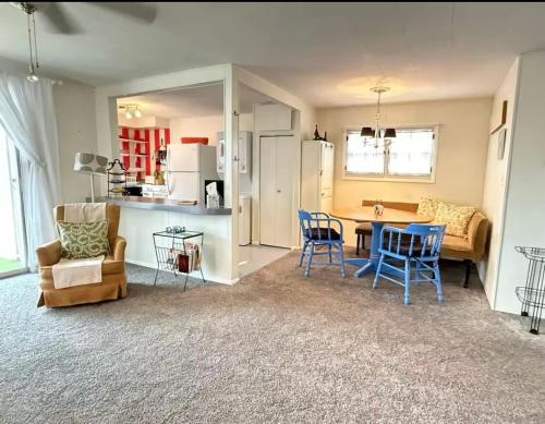 une cuisine et un salon avec une table et des chaises dans l'établissement Long Lake Getaway-Hot Tub-Pet Friendly-Near Alpena, à Alpena