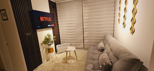 ein Wohnzimmer mit Couch und Tisch in der Unterkunft Acogedor y tranquilo departamento 3 dorm parcking wifi in Rancagua