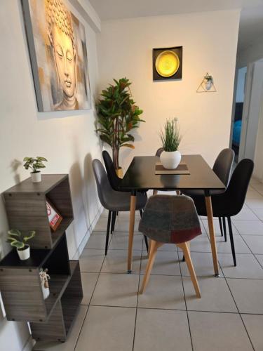 ein Esszimmer mit Tisch und Stühlen in der Unterkunft Acogedor y tranquilo departamento 3 dorm parcking wifi in Rancagua