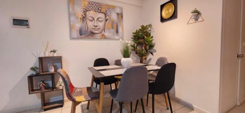 ein Esszimmer mit Tisch und Stühlen in der Unterkunft Acogedor y tranquilo departamento 3 dorm parcking wifi in Rancagua