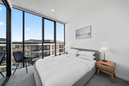 PhillipにあるApartment with Gym and Indoor Pool Accessのベッドルーム1室(ベッド1台、椅子、窓付)