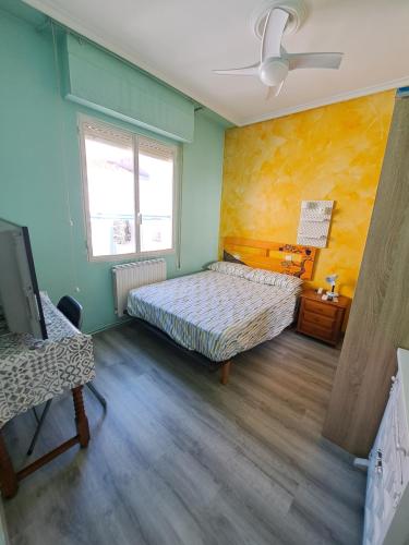 ein Schlafzimmer mit einem Bett und einem Fernseher in der Unterkunft céntrico, tranquilo, garaje, colchones visco, ascensor, luminoso y wifi in Logroño