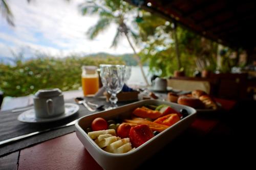 a bowl of fruit and vegetables on a table at Casa da Ilha & SPA in Abraão