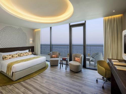 Postel nebo postele na pokoji v ubytování The Retreat Palm Dubai MGallery by Sofitel