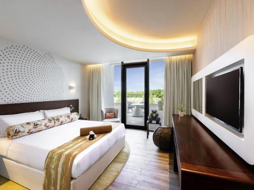 TV a/nebo společenská místnost v ubytování The Retreat Palm Dubai MGallery by Sofitel