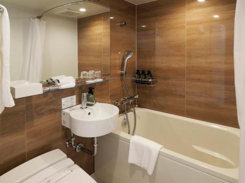 横浜市にあるFar East Village Hotel Yokohama - Vacation STAY 35285vの洗面台、トイレ、浴槽を備えたバスルーム