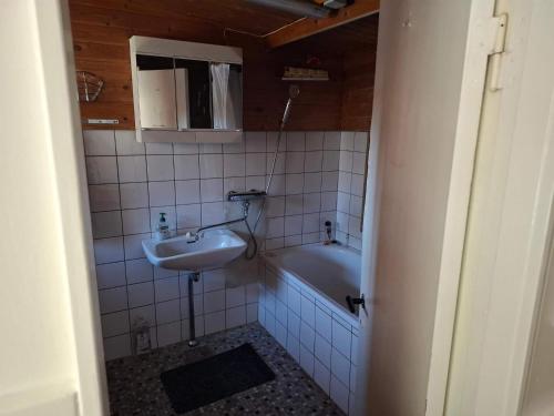 een badkamer met een wastafel en een ligbad bij 6 person holiday home in Gedser in Gedser