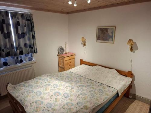 een slaapkamer met een bed, een ladekast en een raam bij 6 person holiday home in Gedser in Gedser